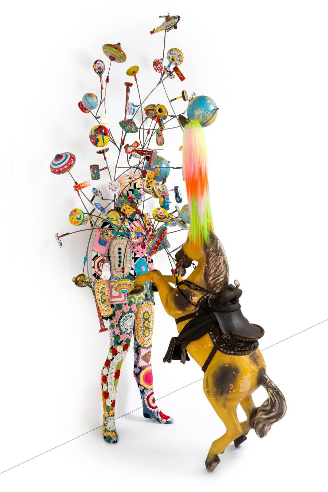Nick Cave Soundsuit 2016 Mixed media including a large toy horse and various other toys, gloves, wire, metal and mannequin 300 x 152,5 x 127 cm © Nick Cave. Photo by James Prinz Photography. Courtesy of the artist and Jack Shainman Gallery, New York. Collection Fondation Villa Datris